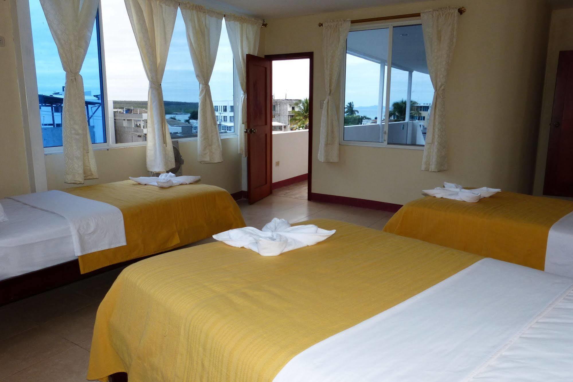 Gloria - Galapagos Inn Puerto Ayora  Exterior photo